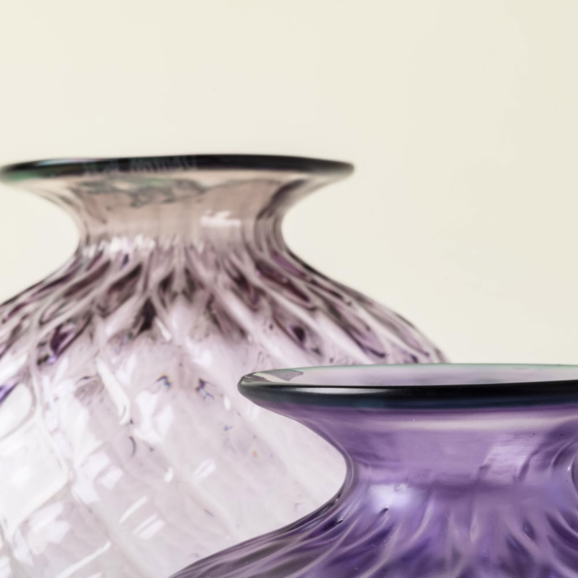 Vase Lilla Mente 16.5 cm, glasvase, vasenöffnung, lila glas, geometrisches muster, spitzvase