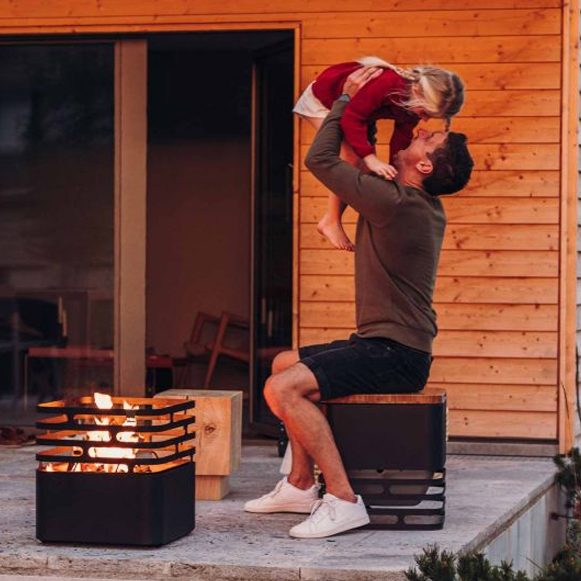 Board, Familienmomente, Vater mit Kind, Outdoor Feuerstelle, Holzhaus, Sommeroutfit