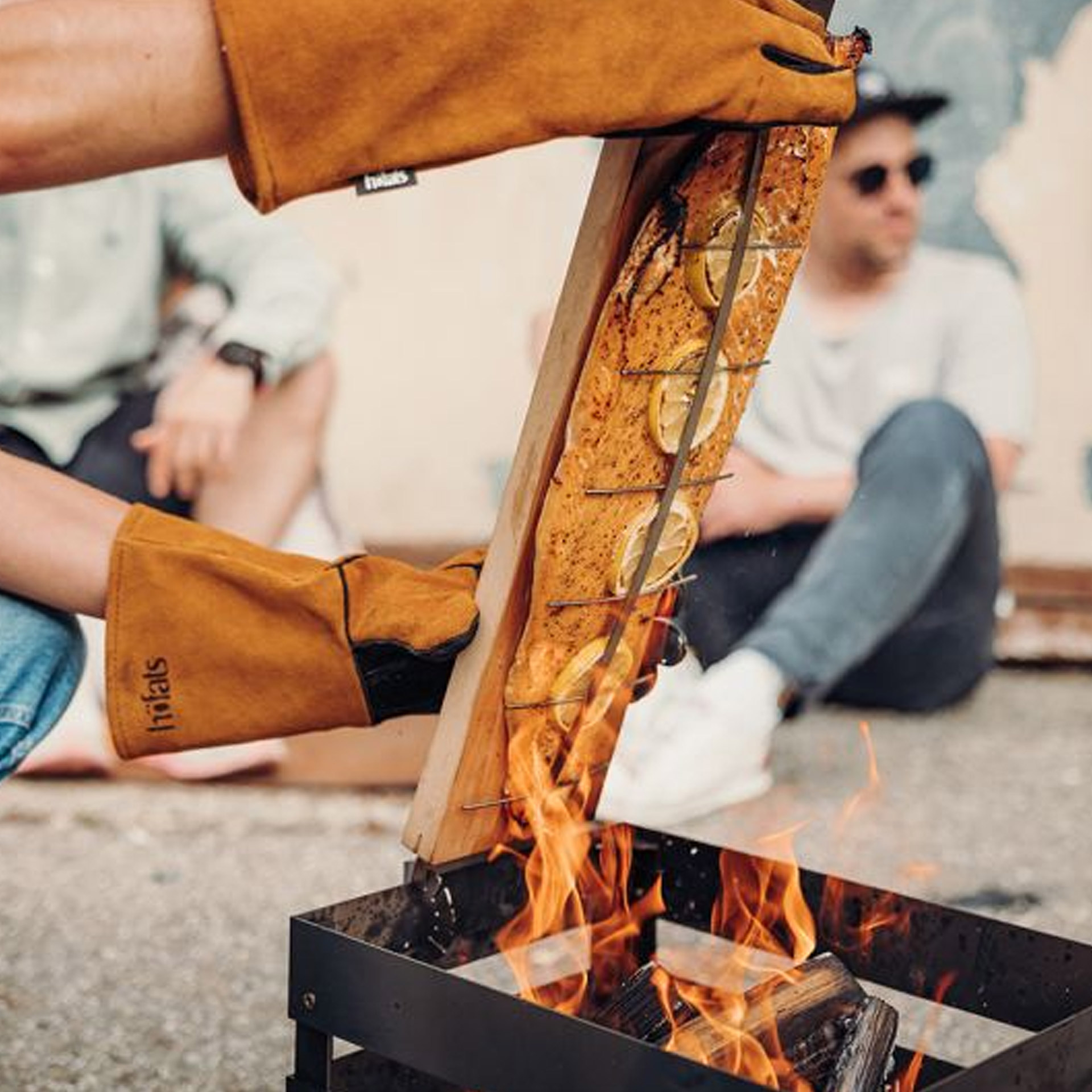 Flame-grilled salmon board, Holzfeuer, Feuerstelle, Lagerfeuer, Schnitzholz, Ofenholz