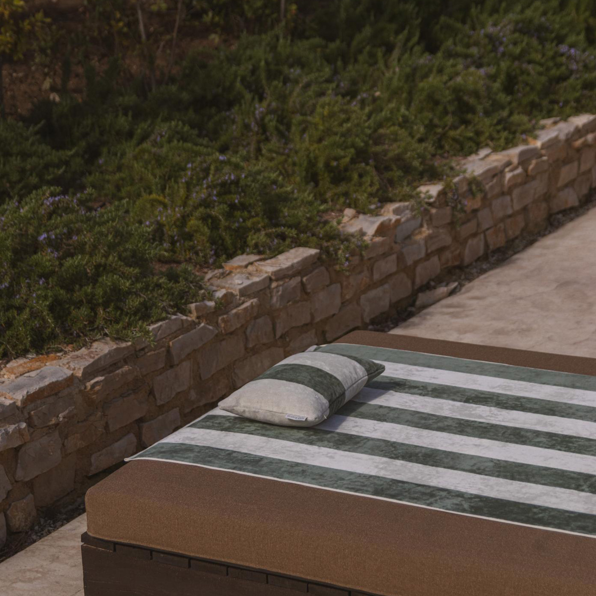 Place Reservee CLASSIC Kissen 30x40 cm Eucalyptus, outdoor bed, mattress, streifen decke, kissen, steinmauer