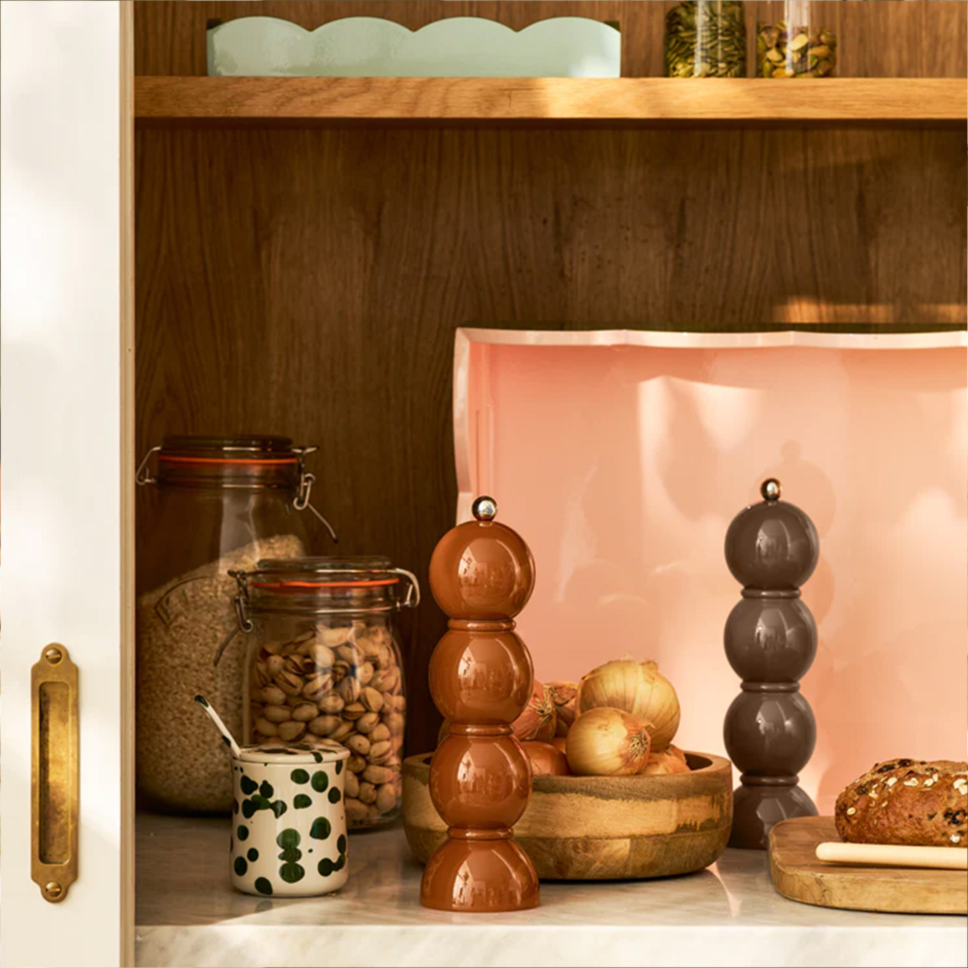 Salt- Pepper Mill nutmeg 24 cm, Keks-/Kuchen-Form, Schneidbrett, Zwiebel, Nussbehälter, Kakaopulver?