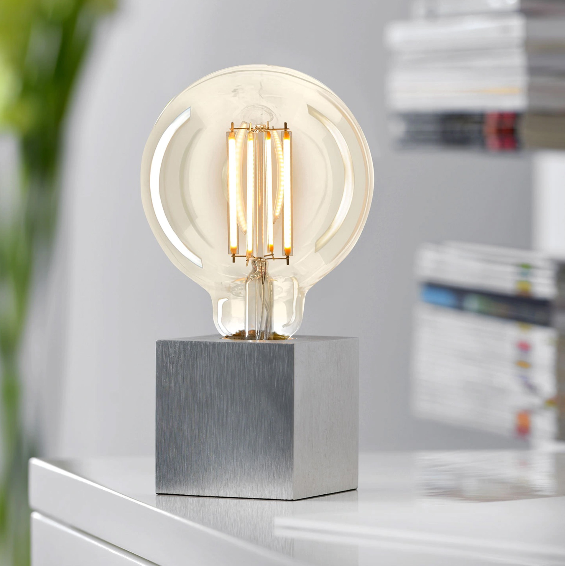 Lamp base silver, Glühbirne, LED-Lampe, Kugellampe, kubischer Sockel, klar