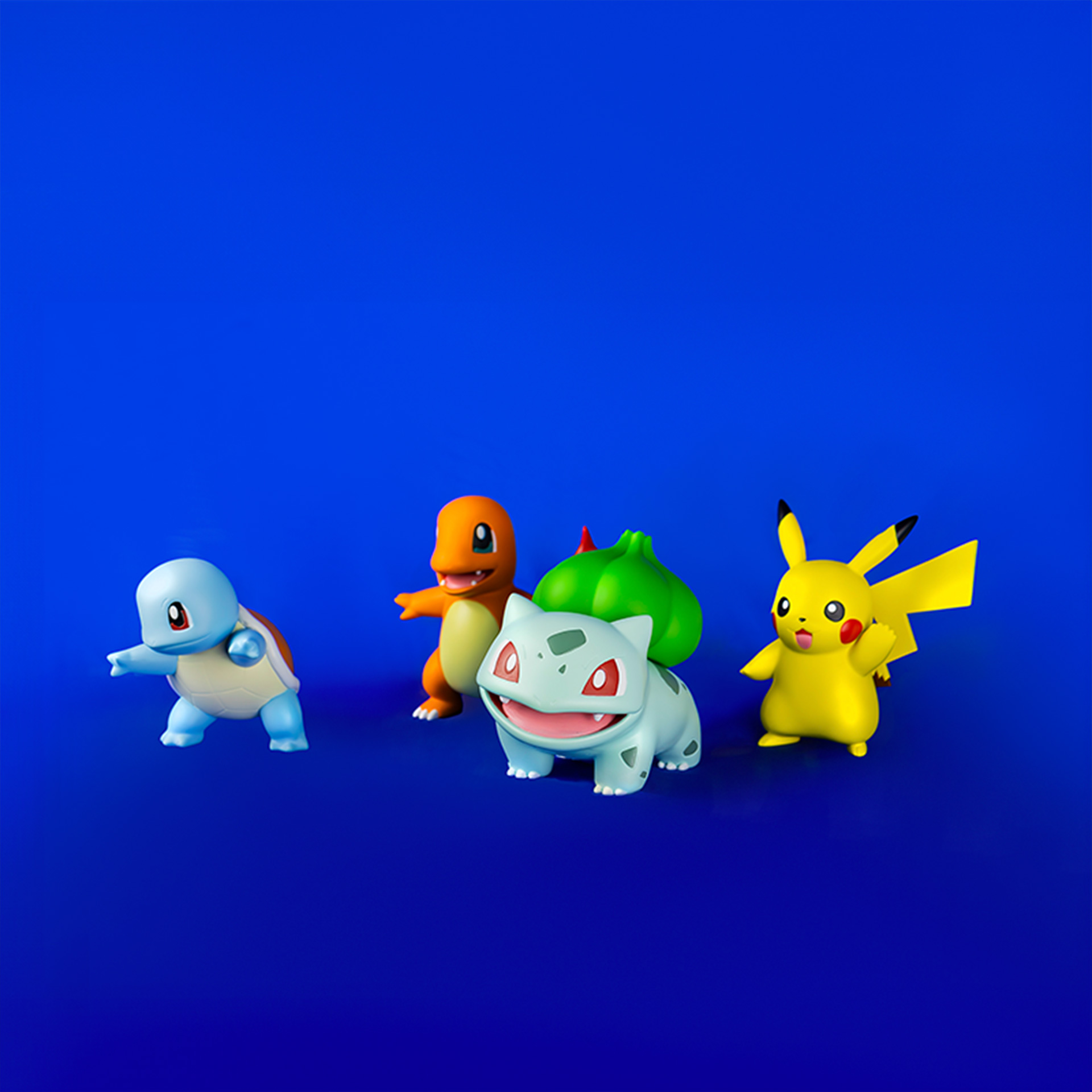Pokémon Set, Pokémon-Figuren, Spielzeugfiguren, Blauer Hintergrund, Bulbasaur, Pikachu