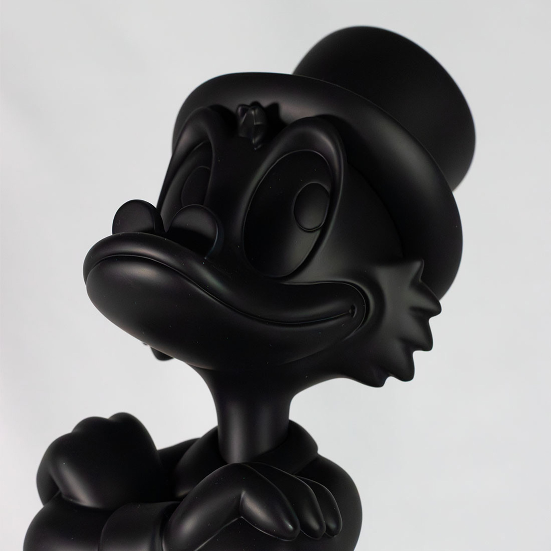 Uncle Scrooge with ignots schwarz & gold 30 cm, Schwarze Skulptur, Mickey-Maus-Figur, matte Oberfläche, Kunststofffigur, Sammlerstatue