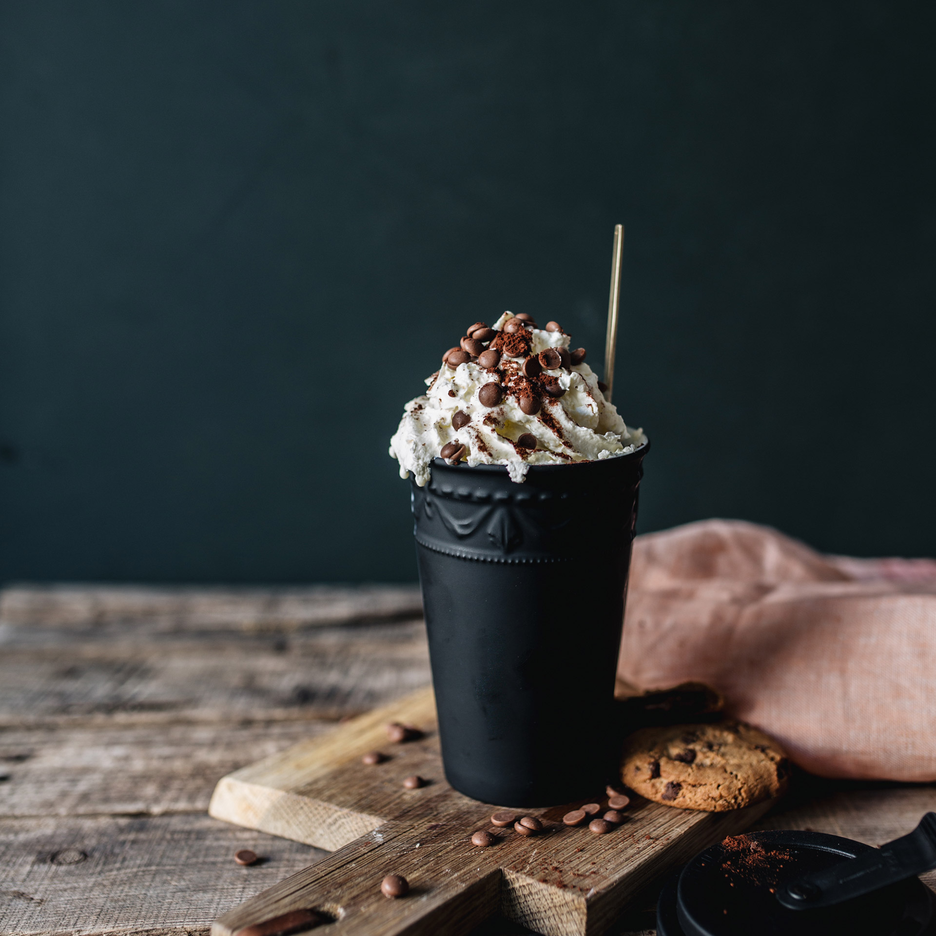 Coffee To-Go Mug 0,35 l Black, Kaffee, Milchshake, Schlagsahne, Schokoladenstückchen, Keksdekoration