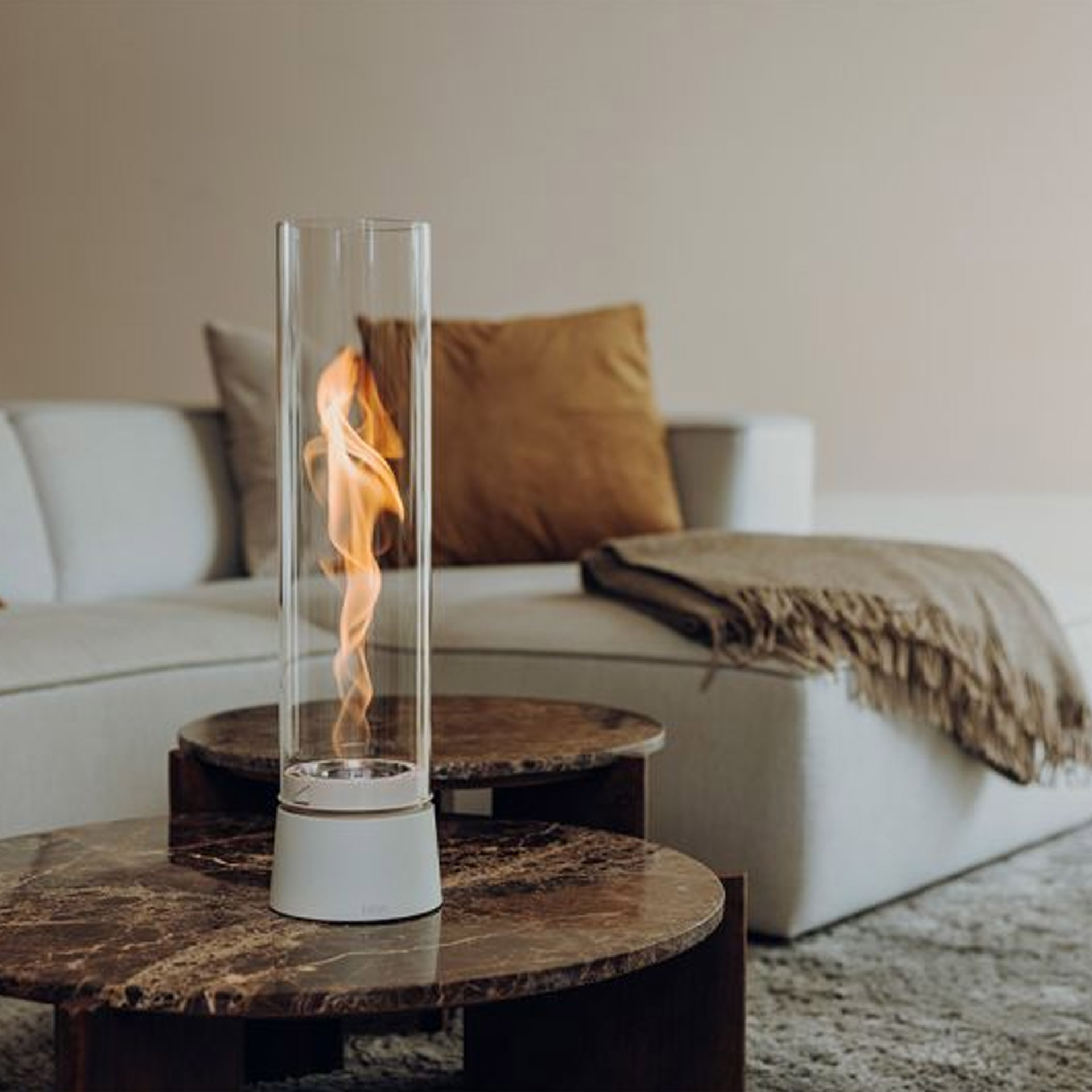 Tabletop Fireplace 1200 Creme, Gasfeuerzeug, Tischlampe, Vase?, Flamme?, Wohnzimmerdeko
